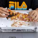 Per consumare si fa come in passato: il cartone della pizza fa da piatto, si mangia direttamente con le mani...